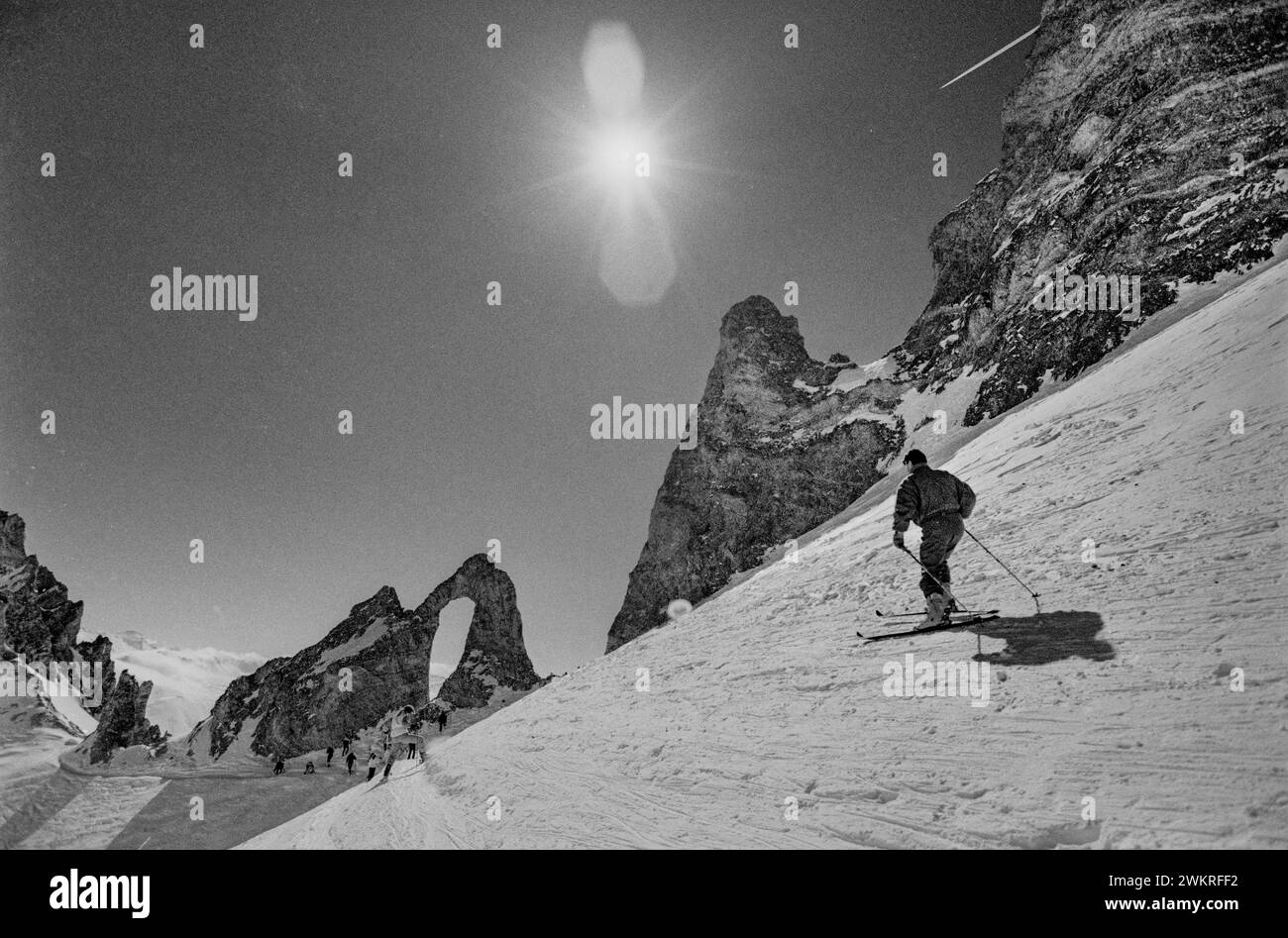 Tigne, sciare nella regione di Rhône-Alpes nel sud-est della Francia 1988 un altro punto di riferimento accattivante che Tignes ha da offrire è la formazione rocciosa naturale, l'occhio dell'ago, che si trova in cima all'Aiguille Percee. Tignes è un comune della valle di Tarentaise, nel dipartimento della Savoia nella regione di Rhône-Alpes nel sud-est della Francia, noto per la più alta area sciabile[3] e la più lunga stagione sciistica in Europa. Si trova nella regione della Savoia, con buoni collegamenti di trasporto da e per Lione, Ginevra e Chambéry. E' meglio conosciuto come una stazione sciistica sicura sulla neve. Insieme alla vicina Val Foto Stock