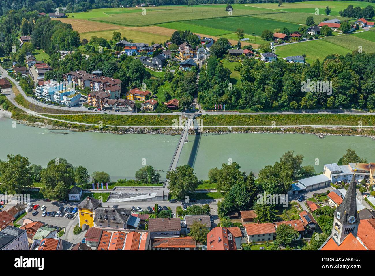 Vista aerea delle due città di frontiera Laufen e Oberndorf sul fiume Salzach Foto Stock