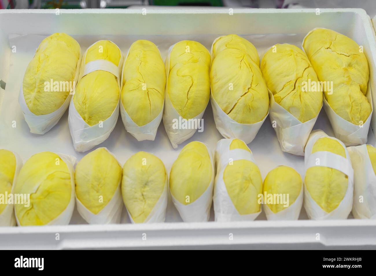 Frutta duriana sbucciata fresca, conosciuta come il "re della frutta", confezionata in pellicola trasparente ed esposta in vendita Foto Stock