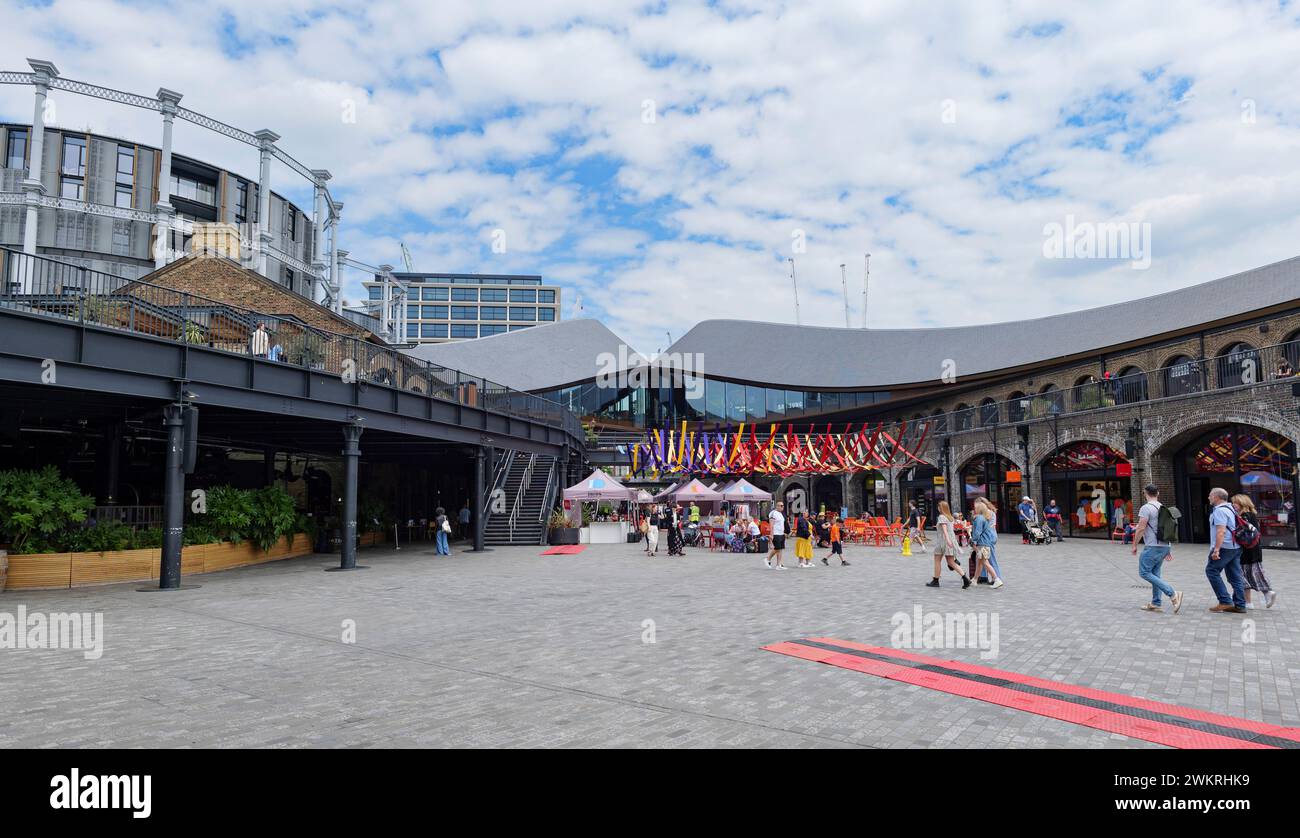 Londra - 06 03 2022: Vista del centro commerciale Coal Drops Yard nel complesso King's Cross sul Regent's Canal. Foto Stock