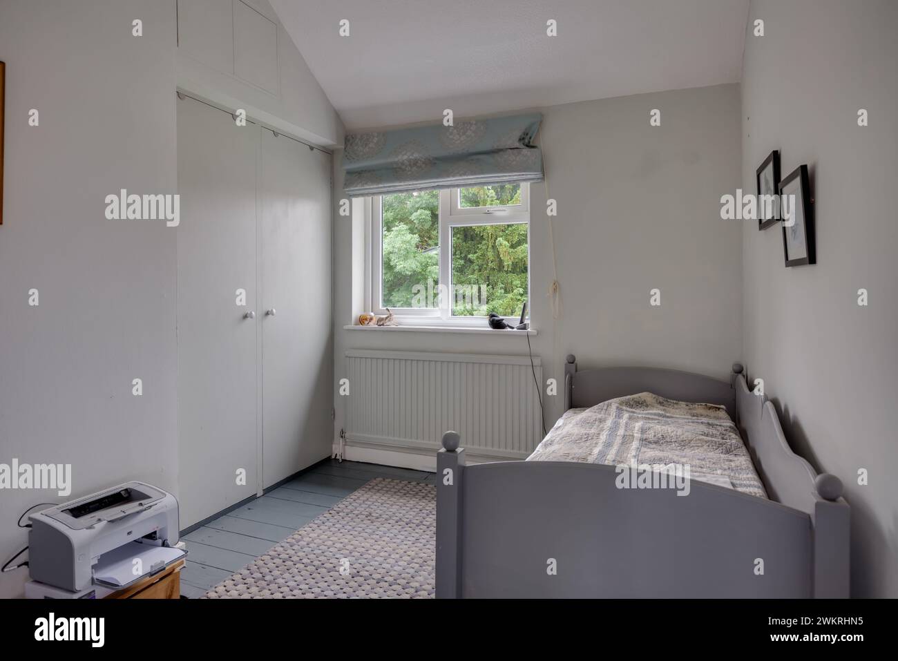 Linton, Cambridgeshire - 13 giugno 2016: Elegante camera da letto in cottage di lusso con mobili tradizionali Foto Stock