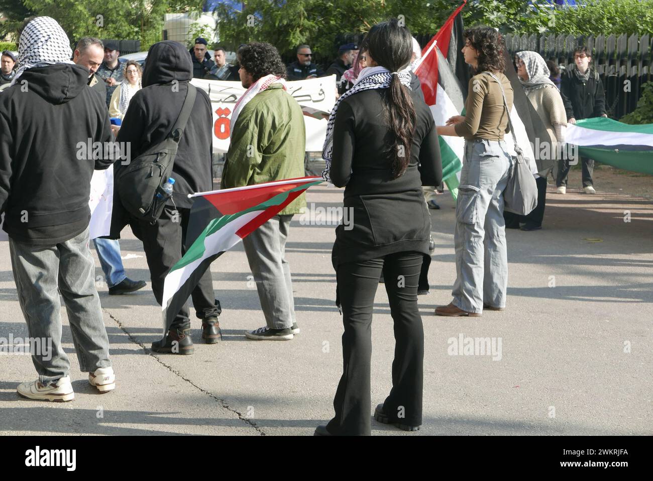 Beirut, Libano. 22 febbraio 2024. Decine di proteste pro Palestina fuori dall'ambasciata egiziana a Beirut, Libano, il 22 febbraio 2024. I manifestanti invitano l'Egitto a resistere alle pressioni di Israele e a "non essere complice della pulizia etnica della Palestina”. (Foto di Elisa Gestri/Sipa USA) credito: SIPA USA/Alamy Live News Foto Stock