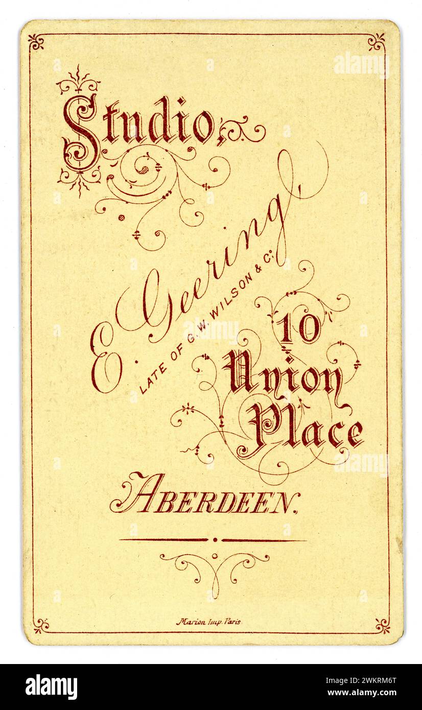 Originale Victorian CDV Jessie open book, Studio of E. Geering, 10 Union Place, Late of GW Wilson & Co Aberdeen, Scozia dai primi anni '1880 al 1889 circa, fashion says 1881 Foto Stock