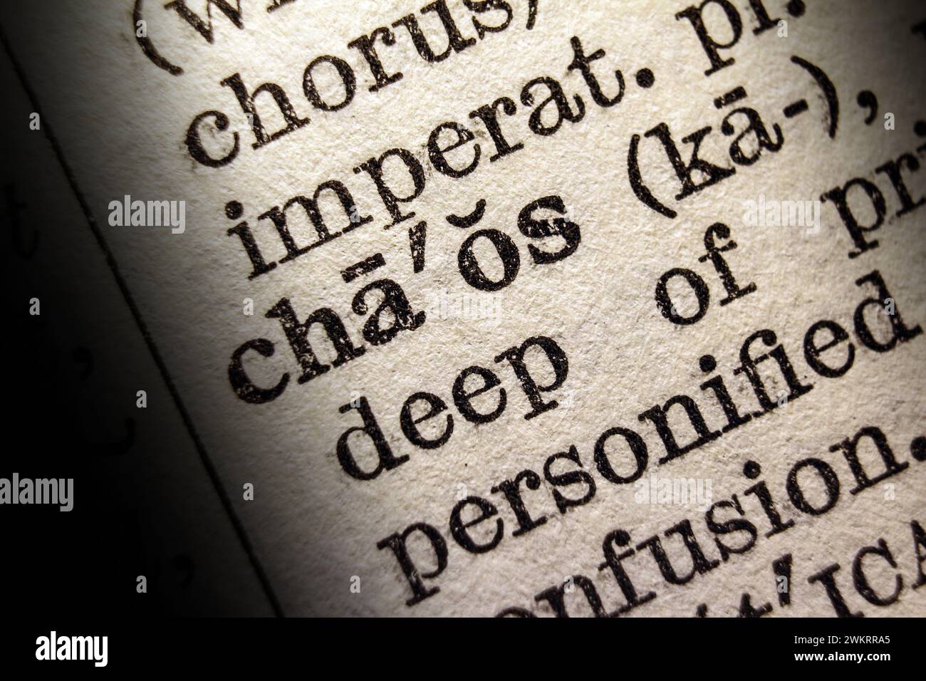 Definizione del caos delle parole sulla pagina del dizionario, primo piano Foto Stock