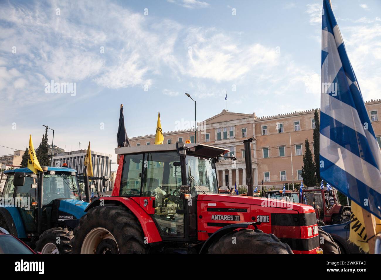 Trattori di agricoltori di stanza in piazza Syntagma ad Atene, in Grecia, partecipando a una manifestazione di protesta davanti al Parlamento greco. Foto Stock