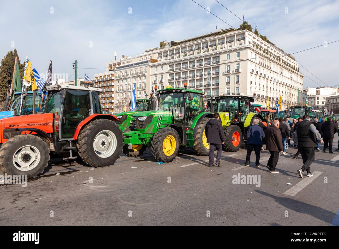 Gli agricoltori con trattori in piazza Syntagma partecipano a una manifestazione di protesta. Foto Stock