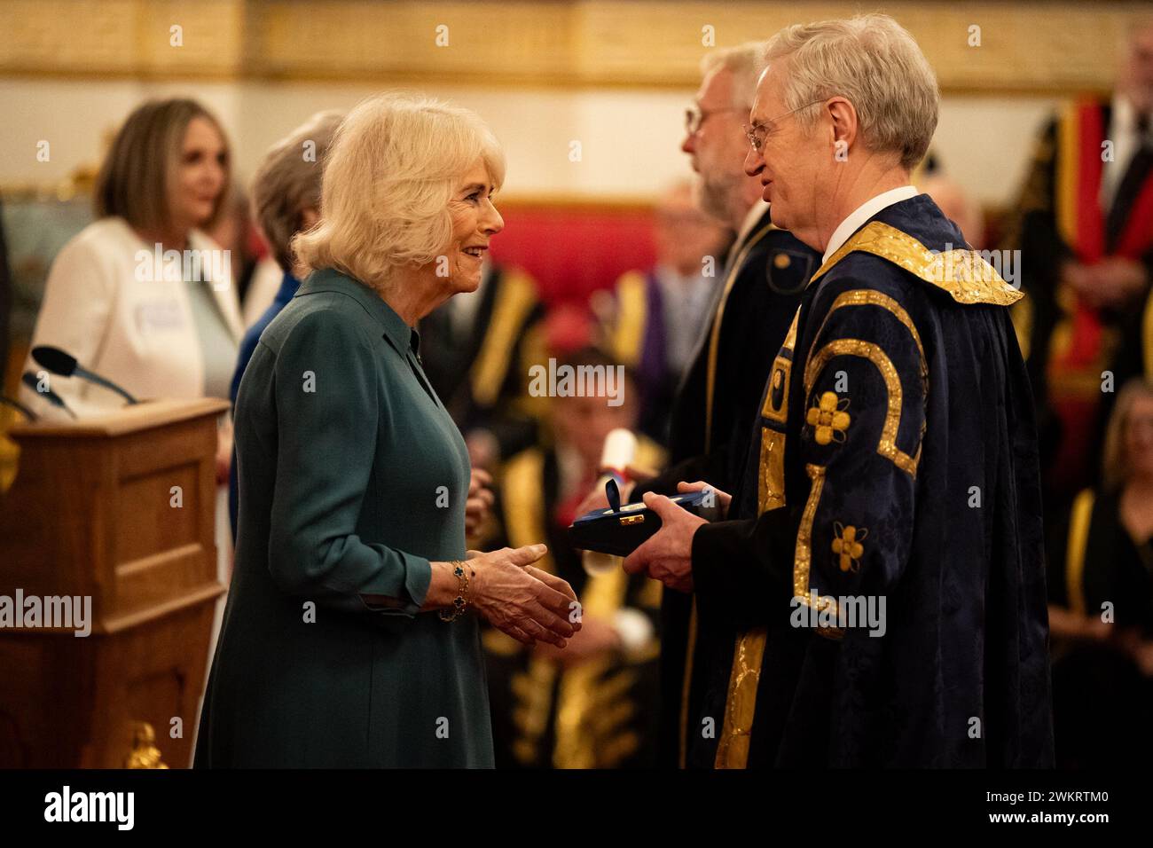 La regina Camilla presenta il Queen's Anniversary Prize ai rappresentanti della Open University, durante un evento per presentare i Queen's Anniversary Prizes for Higher and Further Education, a Buckingham Palace a Londra. Data foto: Giovedì 22 febbraio 2024. Foto Stock