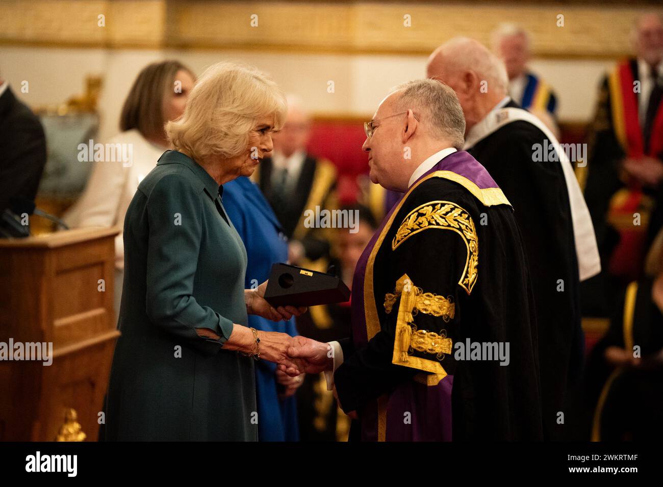 La regina Camilla presenta il Queen's Anniversary Prize ai rappresentanti del City of Glasgow College, durante un evento per presentare i premi Queen's Anniversary per l'istruzione superiore e superiore, a Buckingham Palace a Londra. Data foto: Giovedì 22 febbraio 2024. Foto Stock