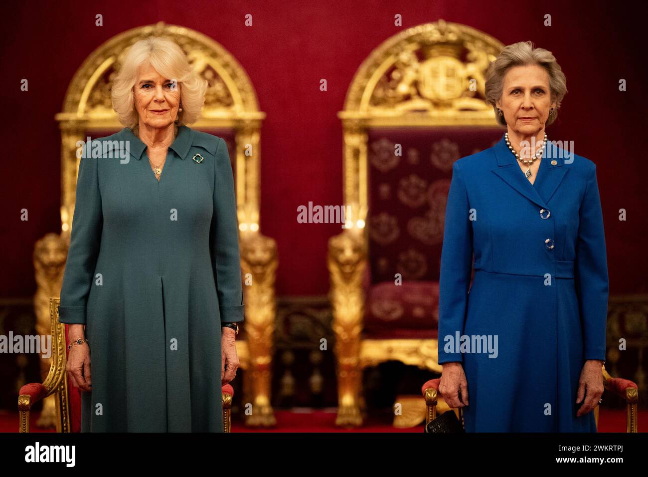 La regina Camilla (a sinistra) sta con la duchessa di Gloucester, durante un evento per presentare i premi per l'anniversario della regina per l'istruzione superiore e superiore, a Buckingham Palace a Londra. Data foto: Giovedì 22 febbraio 2024. Foto Stock