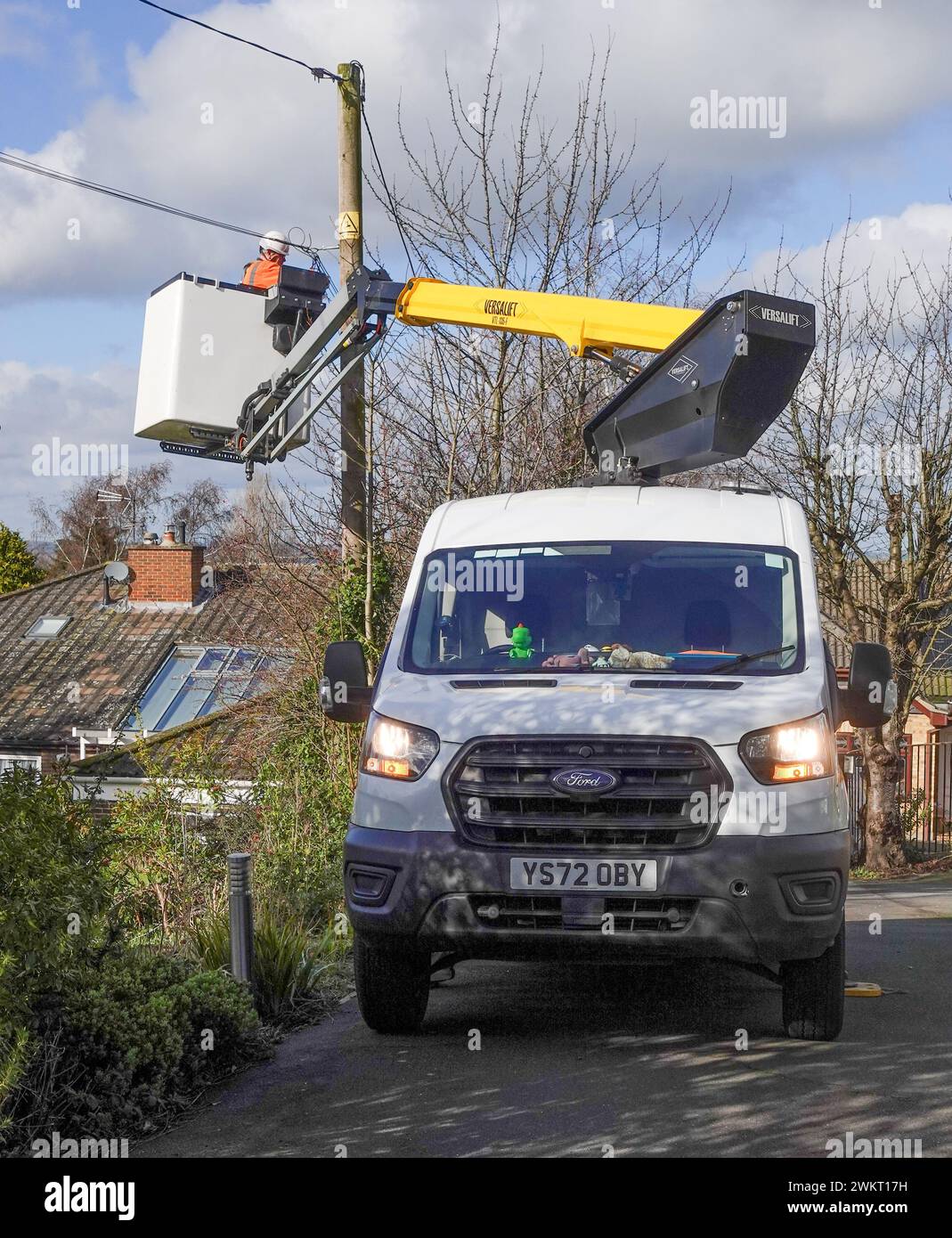 Lavoratore esterno in strada che lavora come ingegnere delle telecomunicazioni Foto Stock