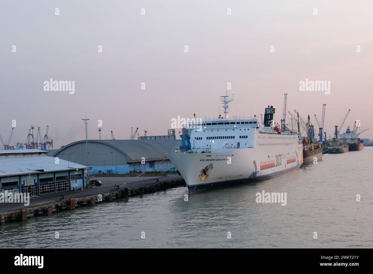 Surabaya, Indonesia, 27 luglio 2023: Le grandi navi passeggeri attraccano al porto per caricare e scaricare passeggeri e merci. trasporto d'acqua Foto Stock