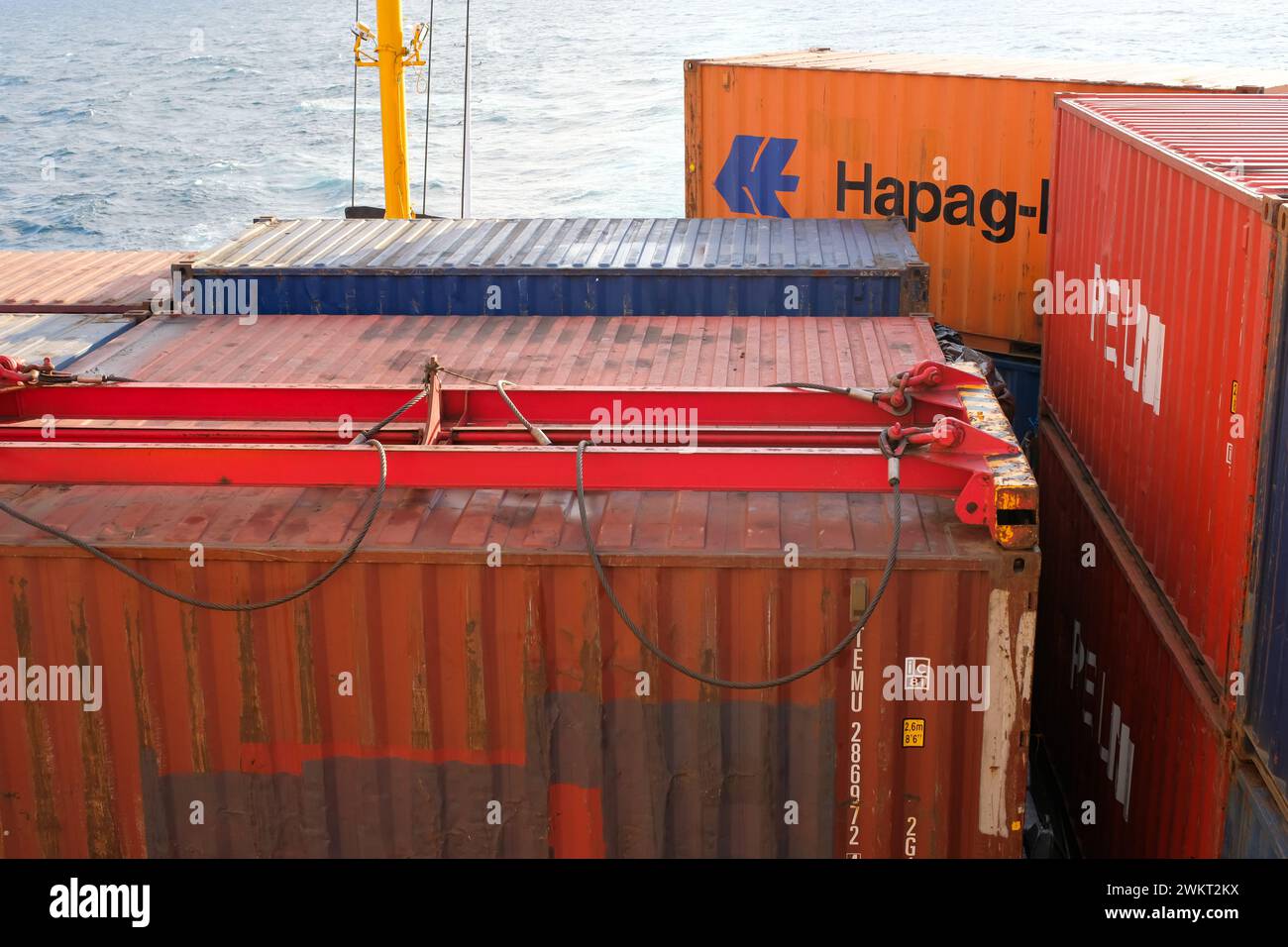 Surabaya, Indonesia, 28 luglio 2023: Pile di container caricati su grandi navi portacontainer Foto Stock