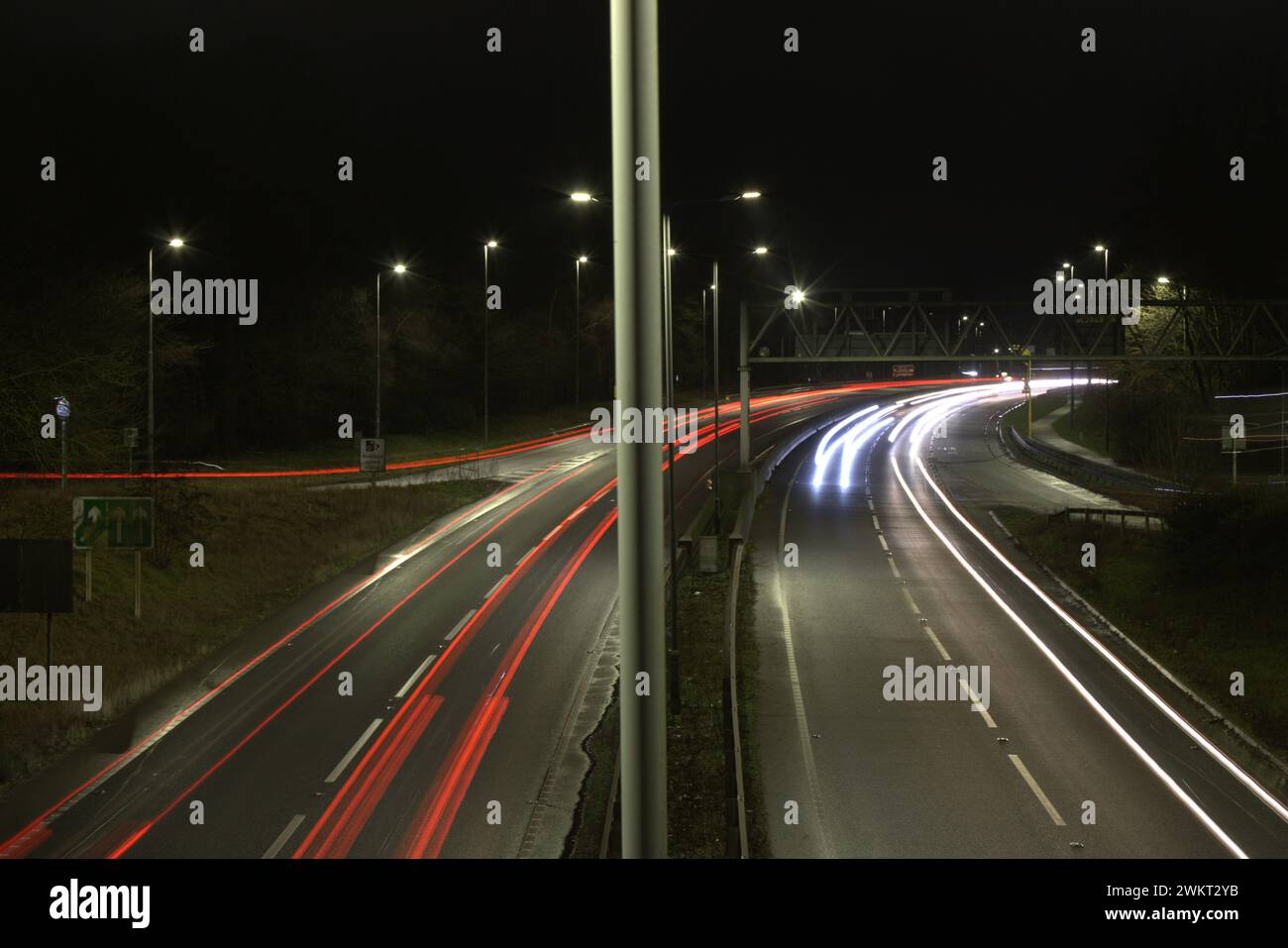 Traffico notturno in uscita dall'aeroporto di Londra Luton sulla A1081 Foto Stock