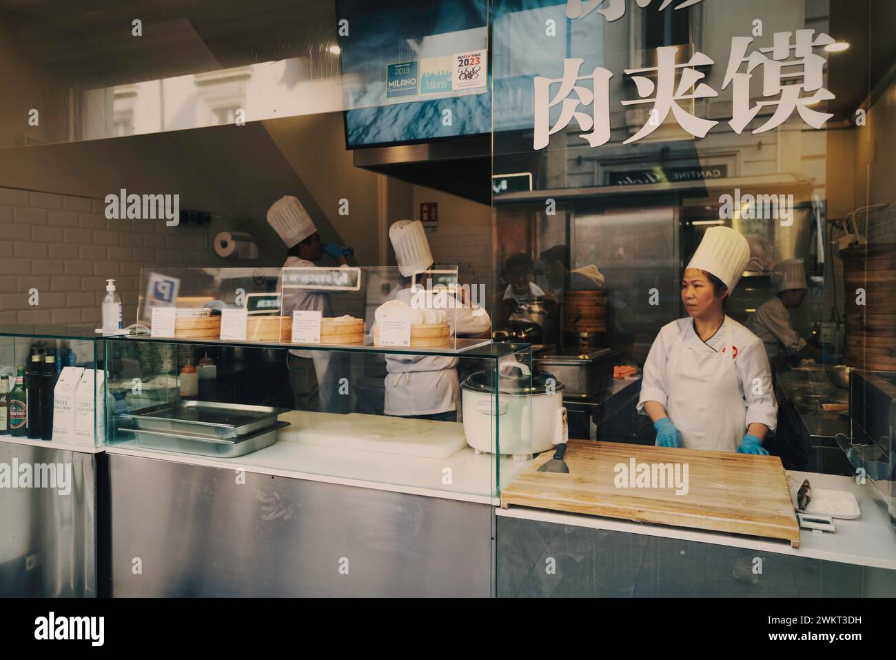 Immergiti nel vibrante arazzo della cultura e del sapore della Chinatown di Milano. Una fusione di tradizione e modernità vi attende dietro ogni angolo. Foto Stock