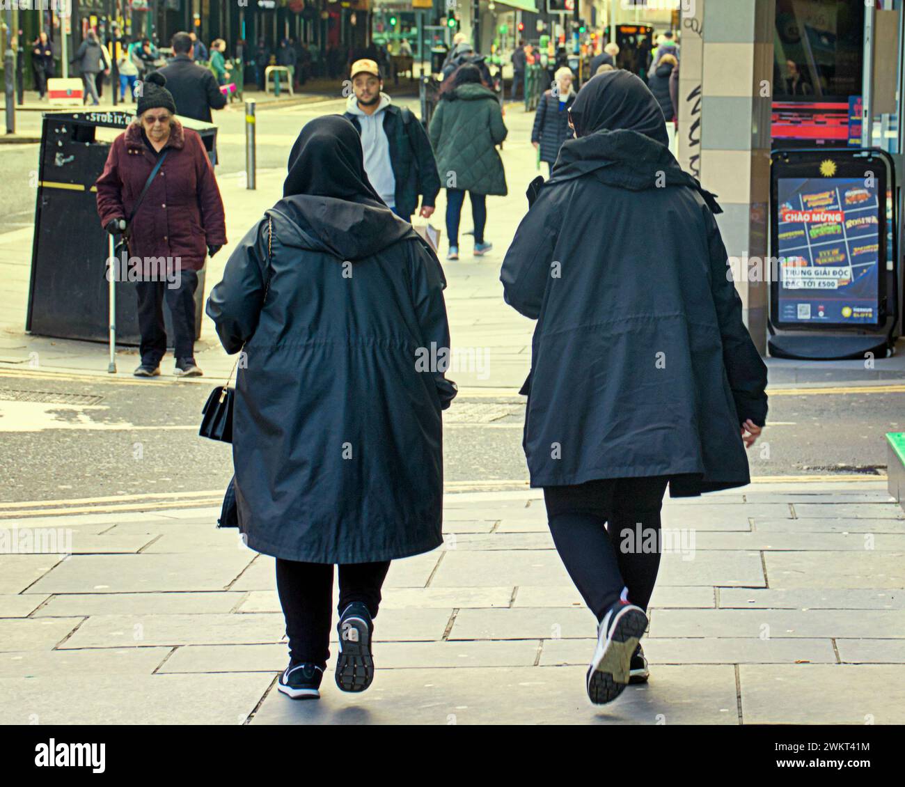 Glasgow, Scozia, Regno Unito. 22 febbraio 2024. Meteo nel Regno Unito: Soleggiato su Buchanan Street, il miglio di stile e la capitale dello shopping della Scozia. Credit Gerard Ferry/Alamy Live News Foto Stock