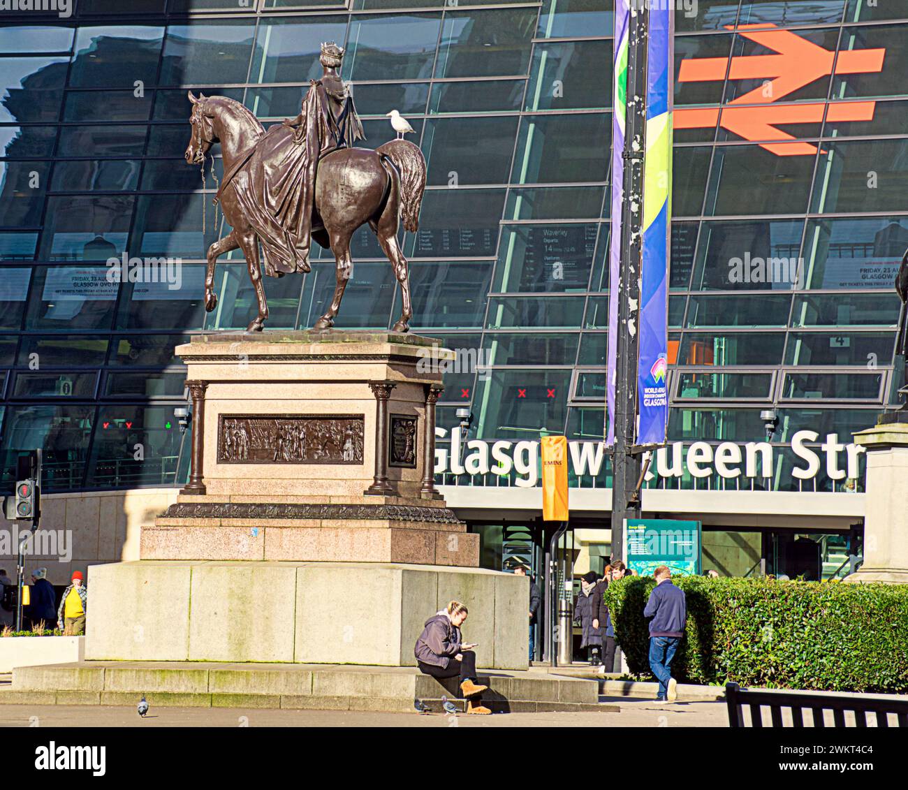 Glasgow, Scozia, Regno Unito. 22 febbraio 2024. Meteo nel Regno Unito: Statua della giovane regina Viktoria George Square presso la stazione ferroviaria di Queen Street Sunny in Buchanan Street, il miglio di stile e la capitale dello shopping della Scozia. Credit Gerard Ferry/Alamy Live News Foto Stock