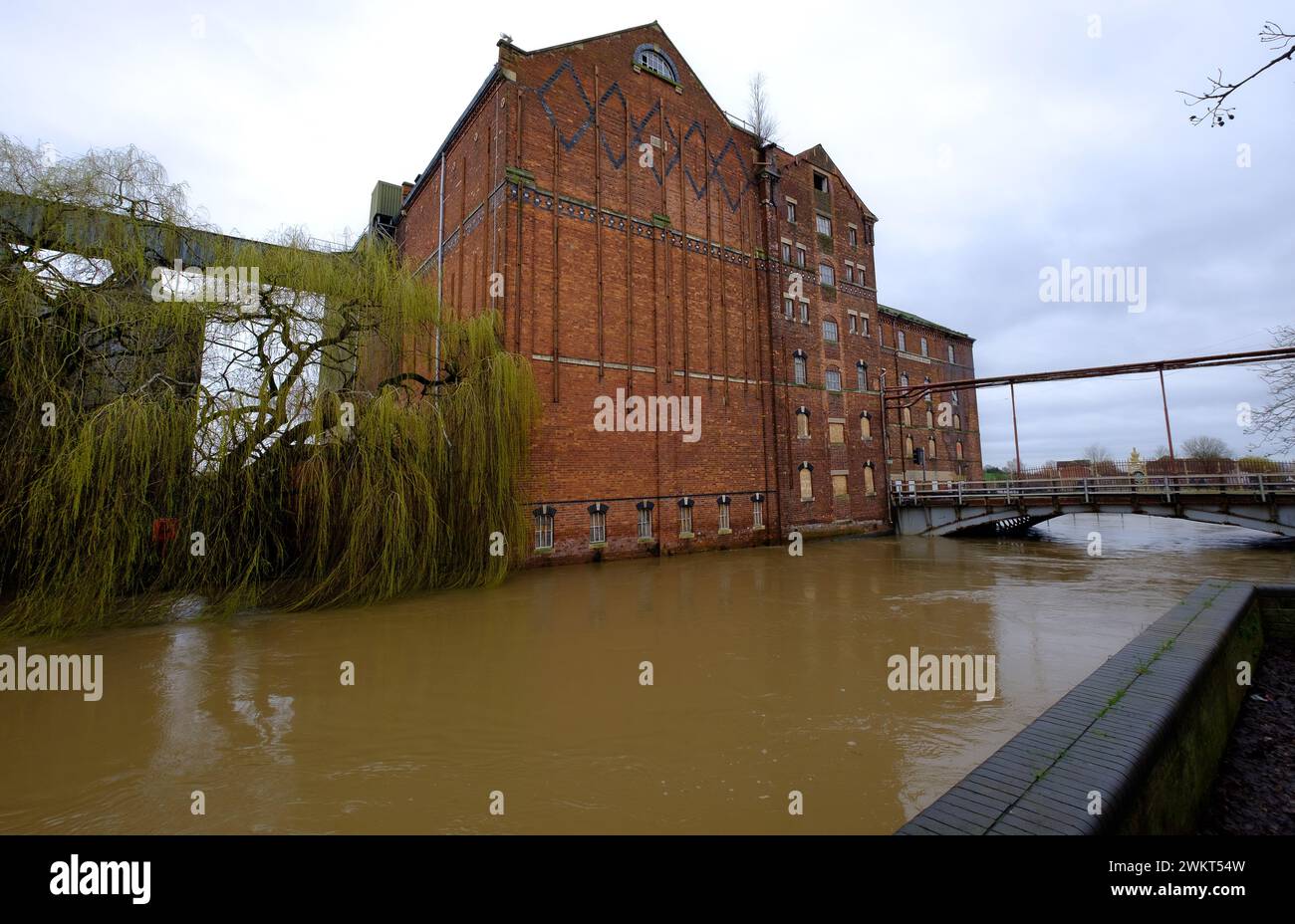 Healings Flour Mill, Tewkesbury. Sulle rive del fiume Severn fu chiusa nel 2006. Mostrato qui durante le inondazioni di febbraio 2024 Foto Stock