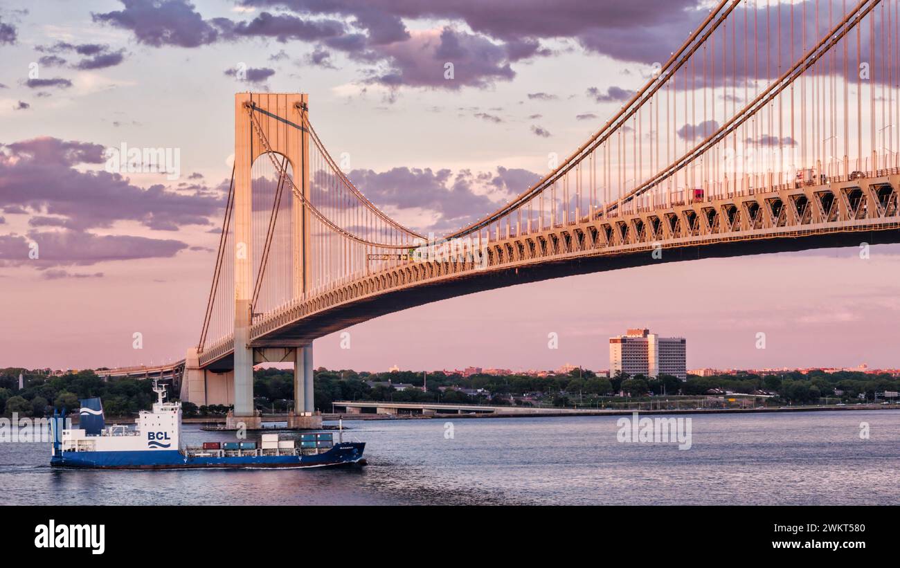 Il Verrazzano-Narrows Bridge è un ponte sospeso che collega i quartieri di Staten Island e Brooklyn a New York. Attraversa gli Narrows, un corpo Foto Stock