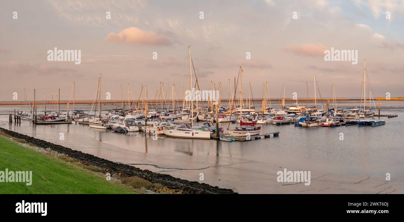 Panorama del porto turistico dell'isola di Langeoog, Frisia orientale, bassa Sassonia, Germania Foto Stock