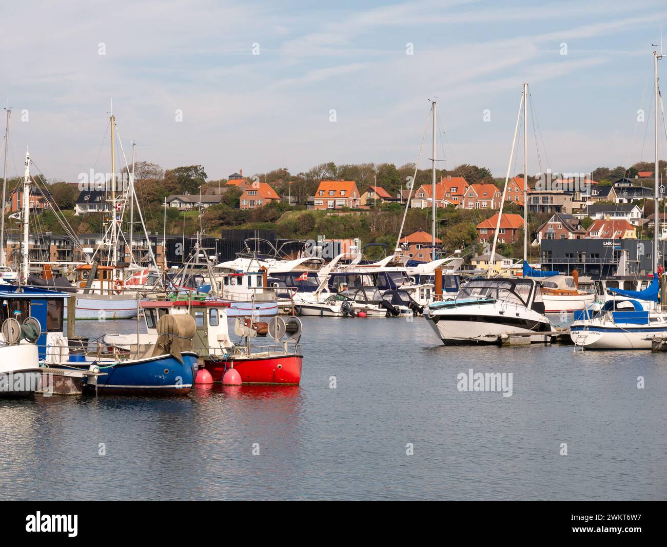 Barche a vela e a motore nel porto di Lemvig sulla riva meridionale del Limfjord, Jutland settentrionale, Danimarca Foto Stock