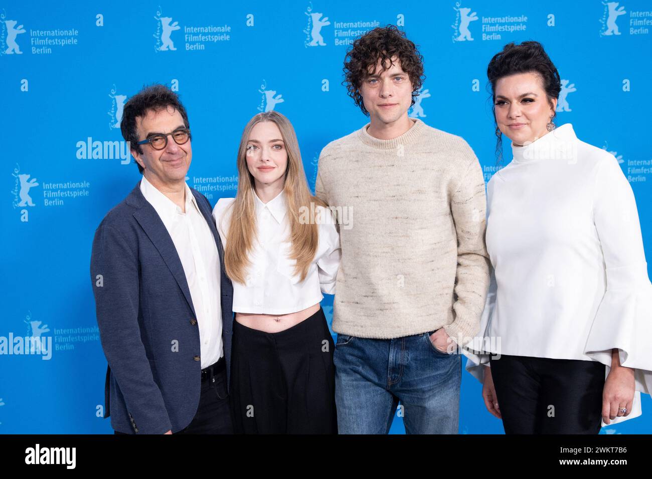 Berlino, Germania. 22 febbraio 2024. Direttore canadese di origine armena Atom Egoyan, attrice statunitense Amanda Seyfried, attore canadese Douglas Smith e attrice e cantante canadese Ambur Braid che assistono al Seven Veils Photocall durante il 74° Berlinale International Film Festival di Berlino al Grand Hyatt Hotel di Berlino, in Germania, il 22 febbraio 2024. Foto di Aurore Marechal/ABACAPRESS.COM credito: Abaca Press/Alamy Live News Foto Stock