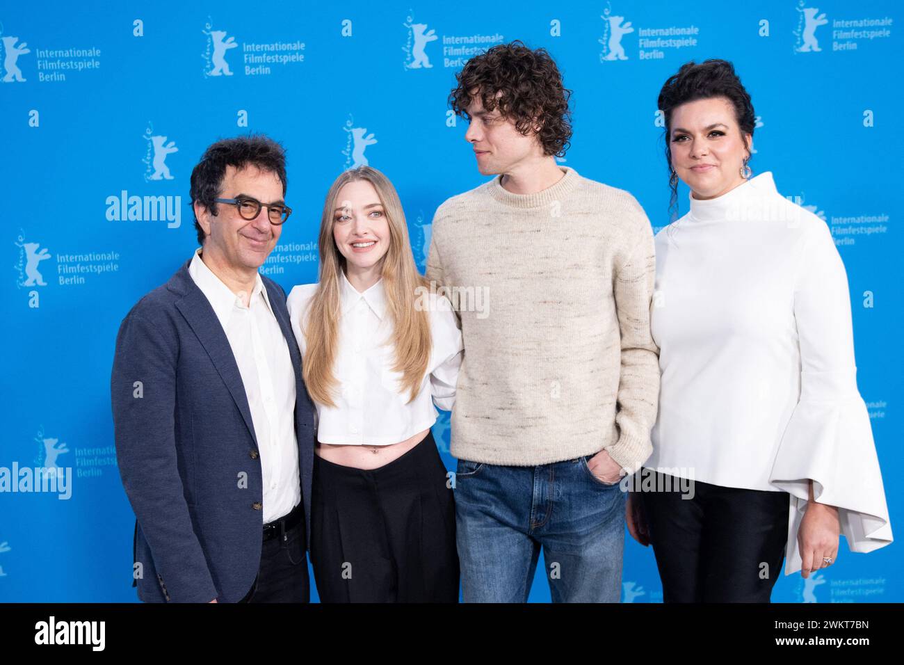 Berlino, Germania. 22 febbraio 2024. Direttore canadese di origine armena Atom Egoyan, attrice statunitense Amanda Seyfried, attore canadese Douglas Smith e attrice e cantante canadese Ambur Braid che assistono al Seven Veils Photocall durante il 74° Berlinale International Film Festival di Berlino al Grand Hyatt Hotel di Berlino, in Germania, il 22 febbraio 2024. Foto di Aurore Marechal/ABACAPRESS.COM credito: Abaca Press/Alamy Live News Foto Stock