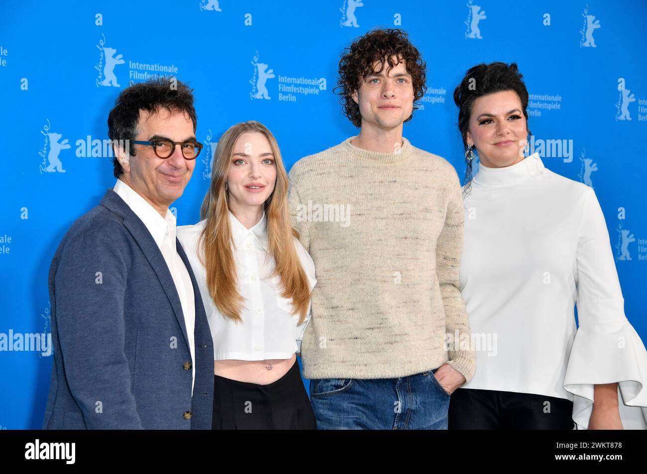 Atom Egoyan, Amanda Seyfried, Douglas Smith und Ambur Braid beim Photocall zum Kinofilm 'Seven Veils' auf der Berlinale 2024 / 74. Internationale Filmfestspiele Berlin im Hotel Grand Hyatt. Berlino, 22.02.2024 Foto Stock