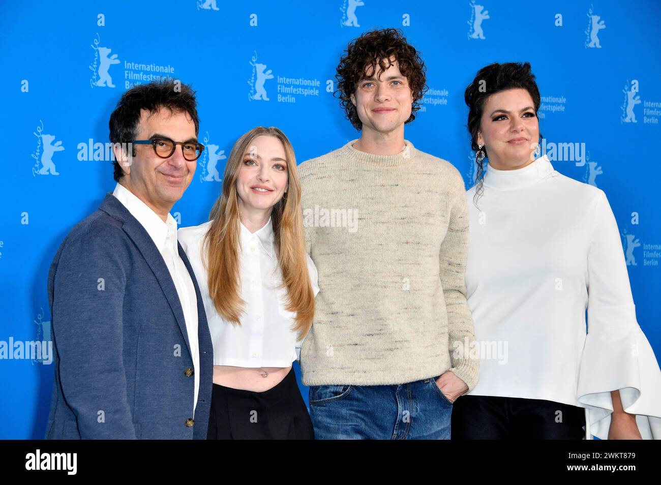 Atom Egoyan, Amanda Seyfried, Douglas Smith und Ambur Braid beim Photocall zum Kinofilm 'Seven Veils' auf der Berlinale 2024 / 74. Internationale Filmfestspiele Berlin im Hotel Grand Hyatt. Berlino, 22.02.2024 Foto Stock