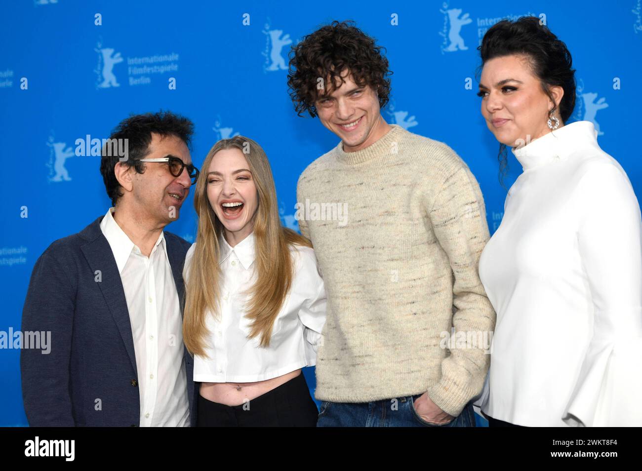 Atom Egoyan, Amanda Seyfried, Douglas Smith und Ambur Braid beim Photocall zum Kinofilm Seven Veils auf der Berlinale 2024 / 74. Internationale Filmfestspiele Berlin im Hotel Grand Hyatt. Berlino, 22.02.2024 *** Atom Egoyan, Amanda Seyfried, Douglas Smith e Ambur Braid alla photocall per il lungometraggio Seven Veils al Berlinale 2024 74 Berlin International Film Festival all'Hotel Grand Hyatt Berlin, 22 02 2024 foto:XC.xNiehausx/xFuturexImagex Veils_4280 Foto Stock
