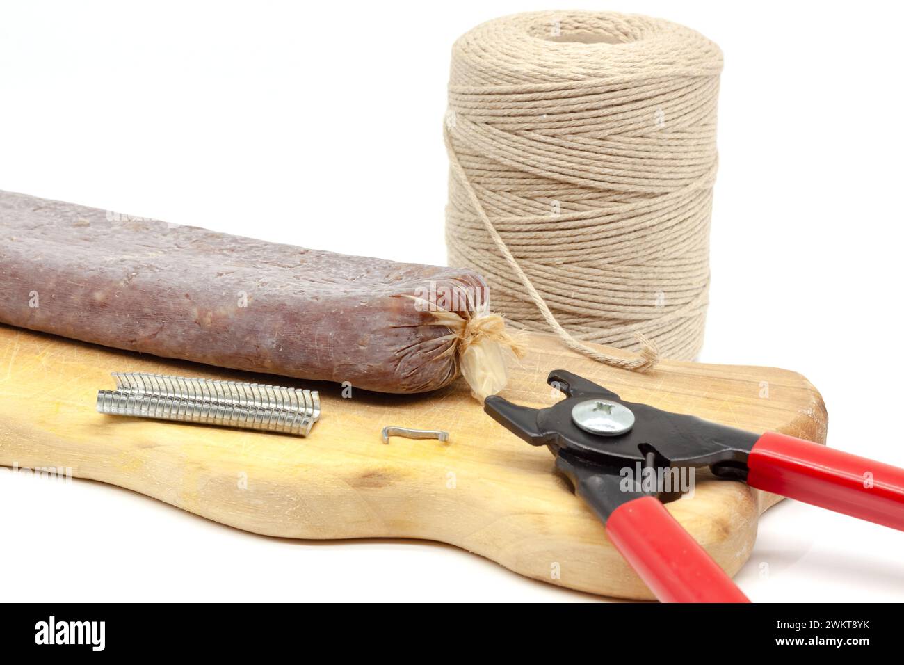 Regolacapelli manuale per la produzione di salsicce fatte in casa. Messa a fuoco selettiva con profondità di campo ridotta. Foto Stock