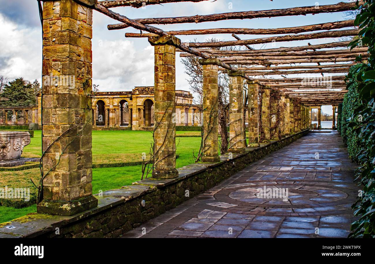 Sezione del Giardino Italiano al Castello di Hever a febbraio Foto Stock