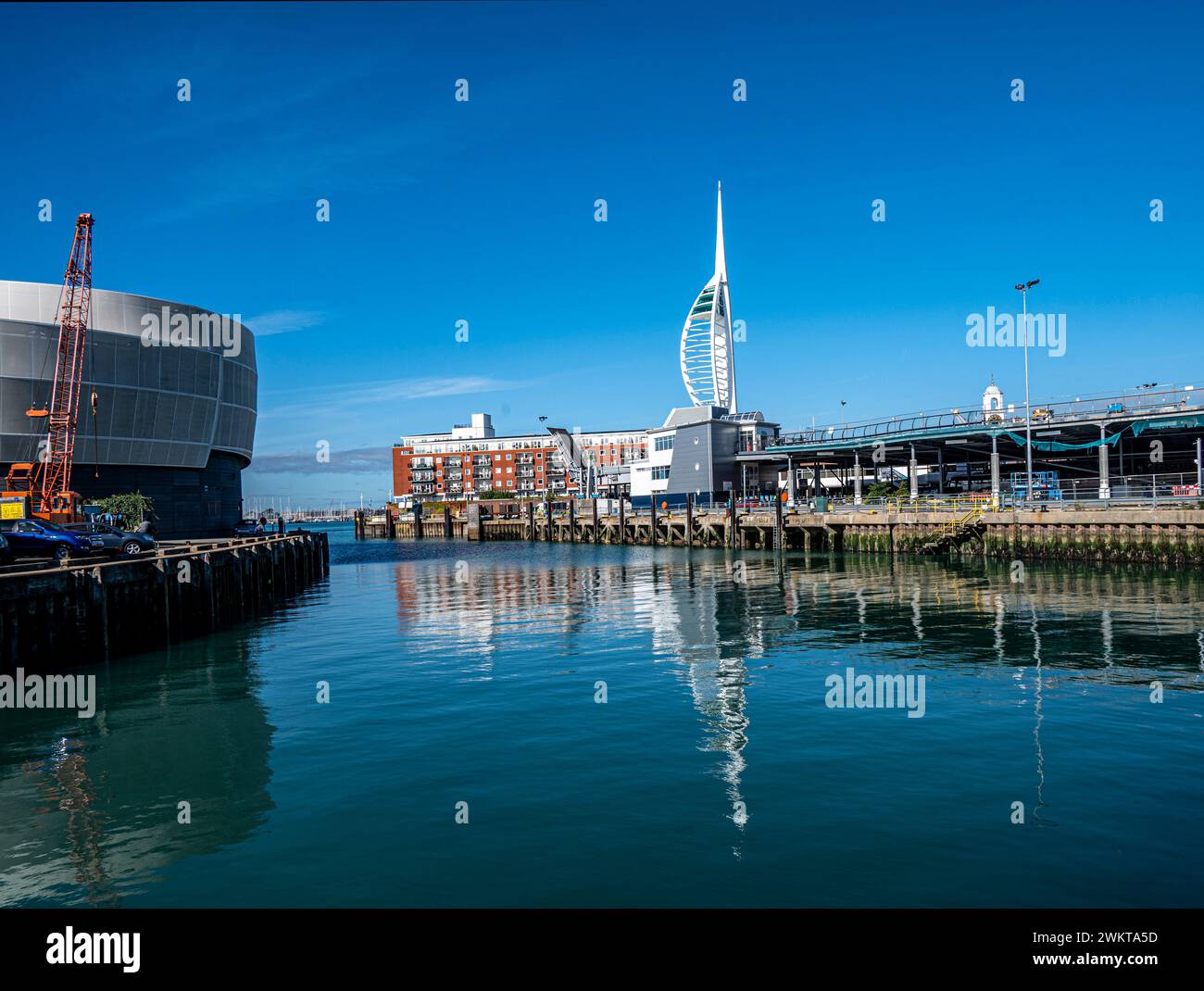 Porto di Portsmouth in una giornata luminosa con la torre Spinnaker sullo sfondo e l'edificio Ben Ainsley sul lato sinistro. Foto Stock