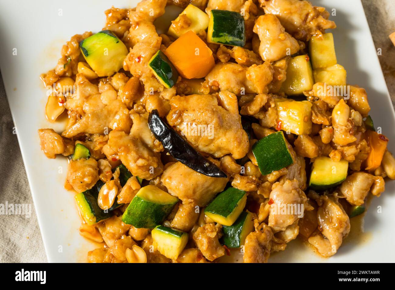 Pollo cinese alla frittura Kung Pao con peperoni e verdure Foto Stock