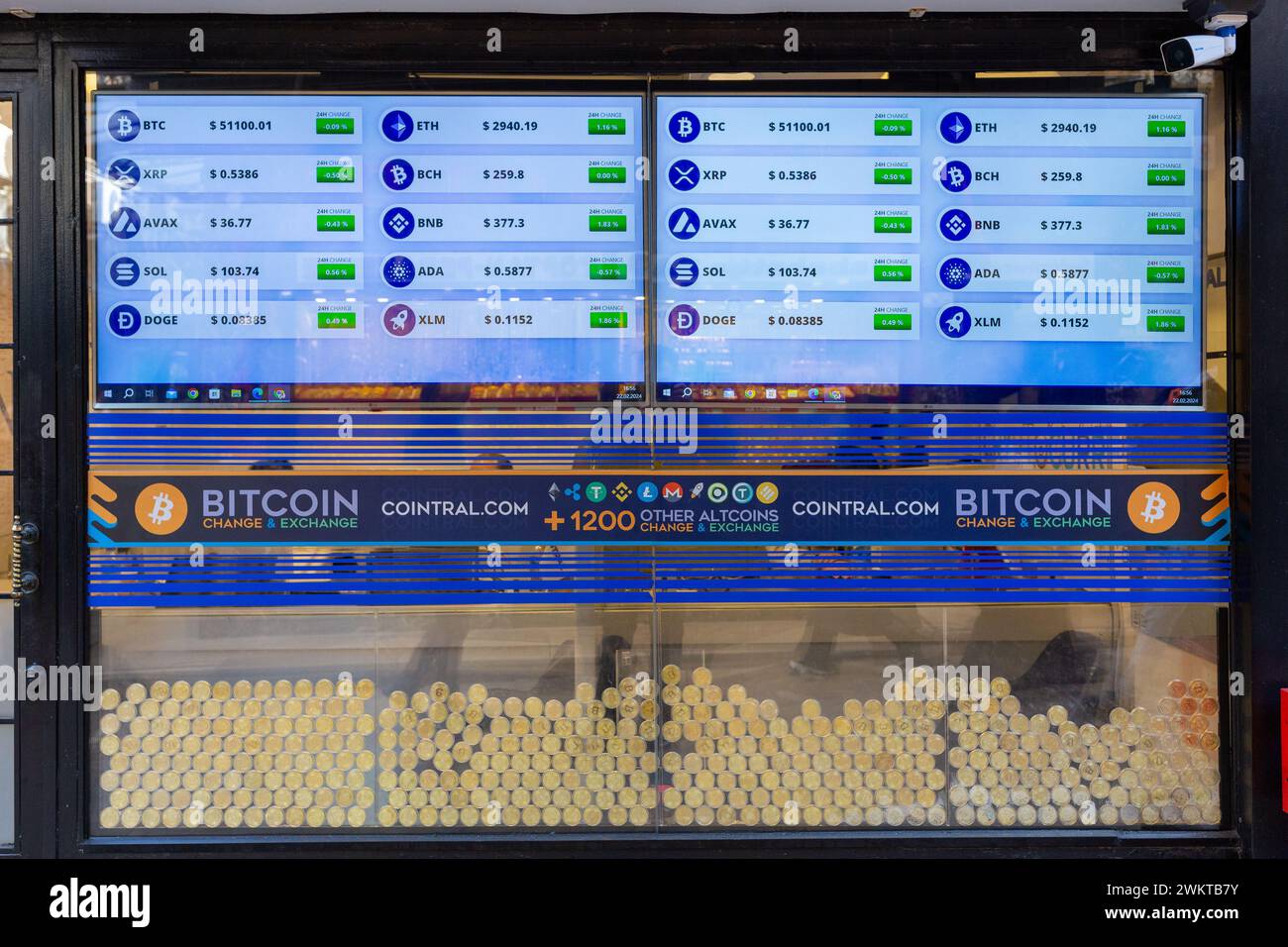 22 febbraio 2024: Istanbul, Turchia, 22 febbraio 2024: Un Exchange e un ufficio Bitcoin nel Grand Bazaar nel distretto di Fatih. La Banca centrale della Repubblica di TÃ¼rkiye ha annunciato la sua decisione sul tasso di interesse. A febbraio, ha mantenuto costante il tasso di politica al 45%, in linea con le aspettative. (Credit Image: © Tolga Ildun/ZUMA Press Wire) SOLO PER USO EDITORIALE! Non per USO commerciale! Foto Stock