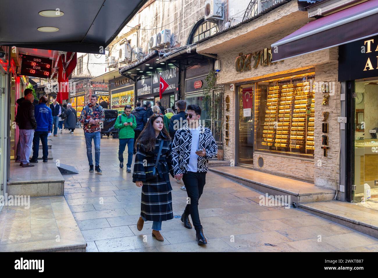 22 febbraio 2024: Istanbul, Turchia, 22 febbraio 2024: Persone che fanno shopping nello storico Grand Bazaar e nei suoi dintorni, nel paese dove l'inflazione continua prima della decisione sul tasso di interesse. La Banca centrale della Repubblica di TÃ¼rkiye ha annunciato la sua decisione sul tasso di interesse. A febbraio, ha mantenuto costante il tasso di politica al 45%, in linea con le aspettative. (Credit Image: © Tolga Ildun/ZUMA Press Wire) SOLO PER USO EDITORIALE! Non per USO commerciale! Foto Stock