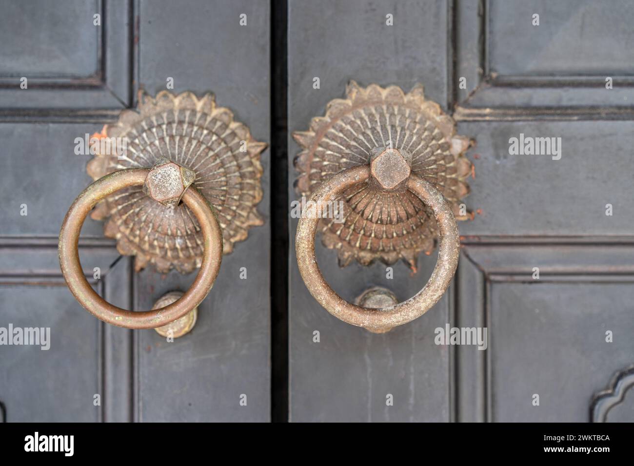 Battitacco porta in ferro antico con design in ottone Foto Stock