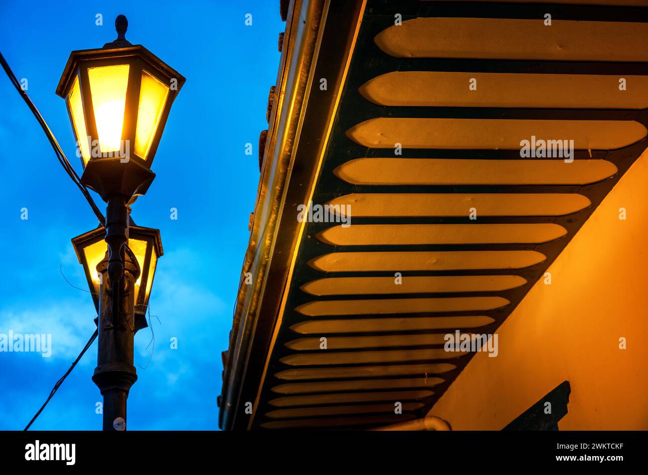 Illuminazione stradale e edificio coloniale in prima serata nel Salento, Colombia Foto Stock