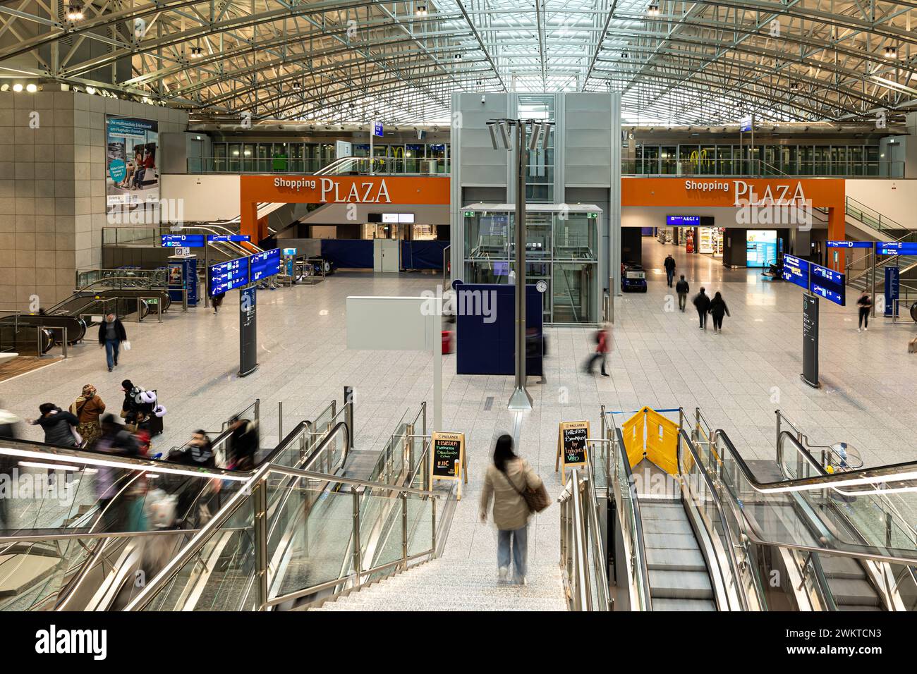 Aeroporto di Francoforte, Germania - 12 febbraio 2024: Vista nella hall del Terminal 2 dell'aeroporto internazionale di Francoforte Foto Stock