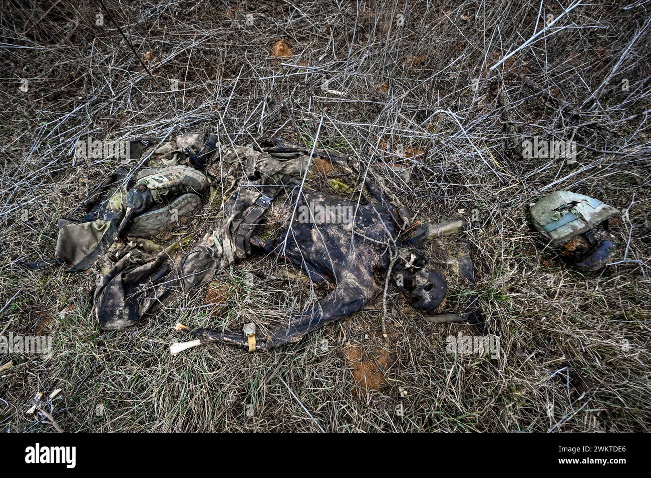 ZAPORIZHZHIA REGIONE, UCRAINA - 21 FEBBRAIO 2024 - resti del corpo di un soldato russo sono visibili vicino a Robotyne, regione di Zaporizhzhia, Ucraina sud-orientale. Foto Stock