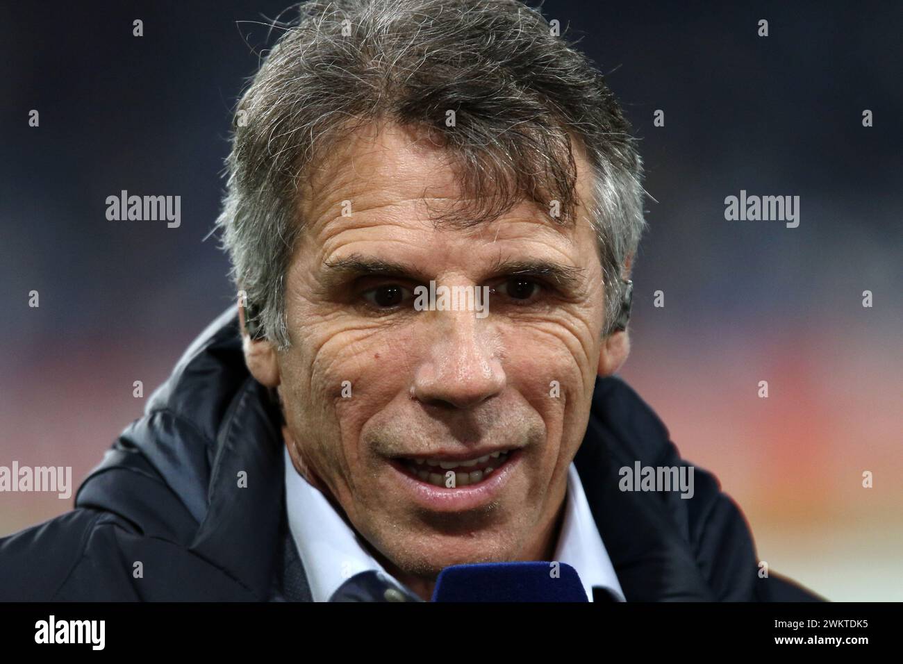 Napoli, Italia. 21 febbraio 2024. L'ex giocatore Gianfranco Zola guarda durante il round di UEFA Champions League 16 della partita di andata tra SSC Napoli e FC Barcelona allo Stadio Maradona il 21 febbraio 2023 a Napoli. Crediti: Marco Canoniero/Alamy Live News Foto Stock