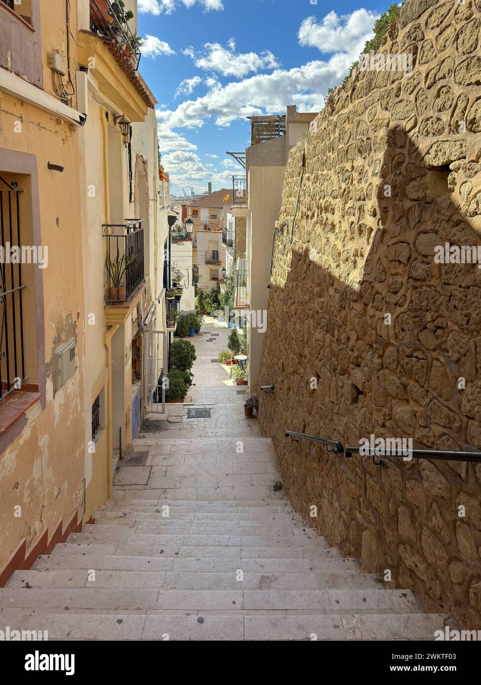 Vicolo stretto con gradini nel quartiere di Santa Cruz, Alicante, Spagna Foto Stock