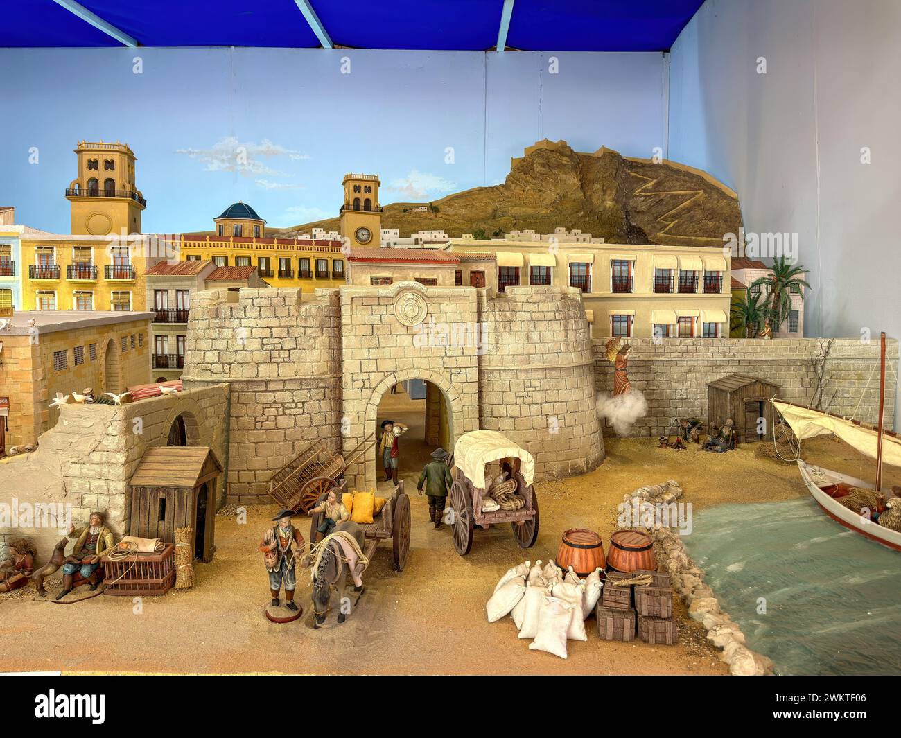 Modello di storia nell'ingresso dell'edificio municipale di Alicante, Spagna Foto Stock