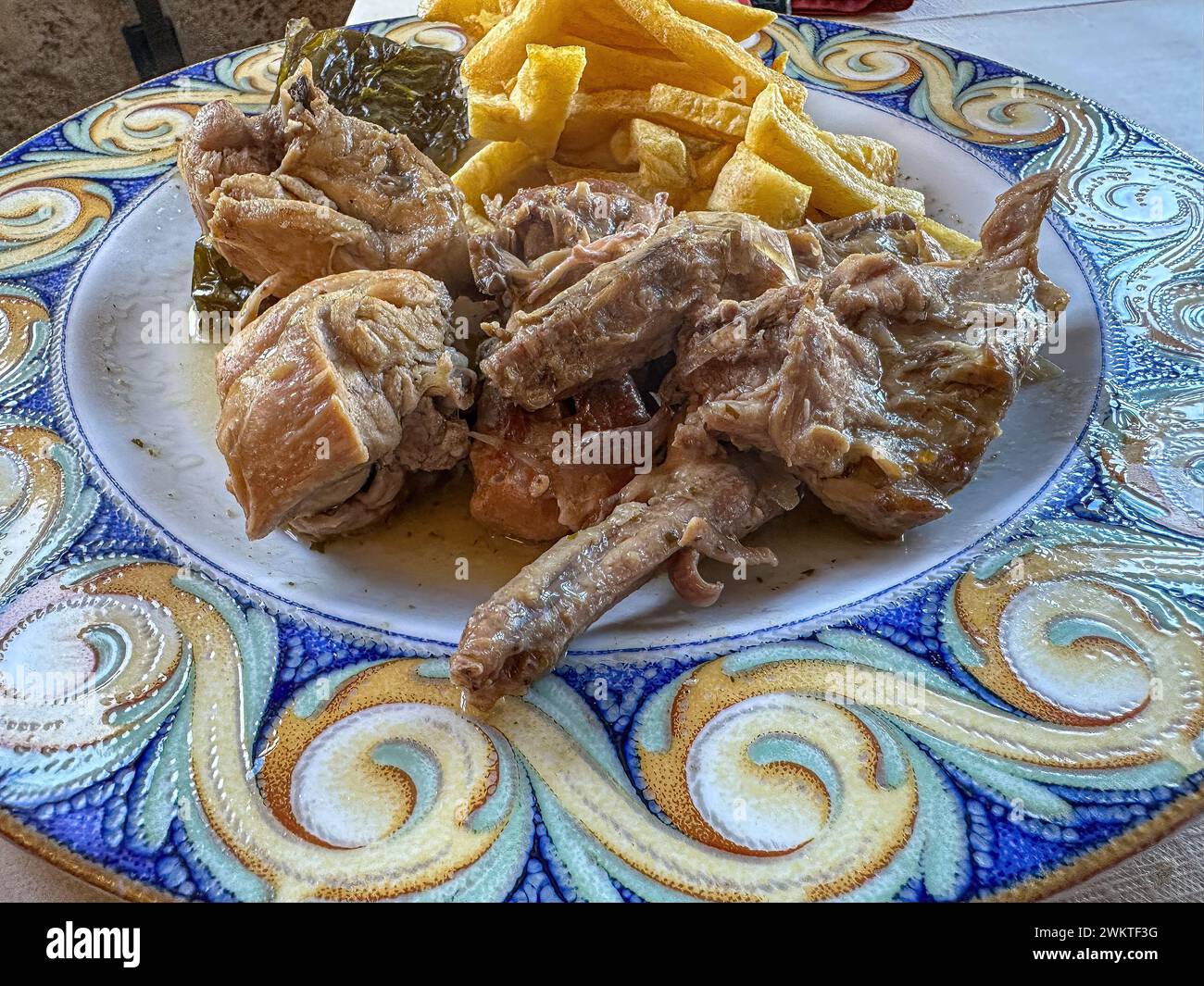 Tenero piatto di carne servito in un ristorante, scena della vita reale, Guadalest, Spagna Foto Stock