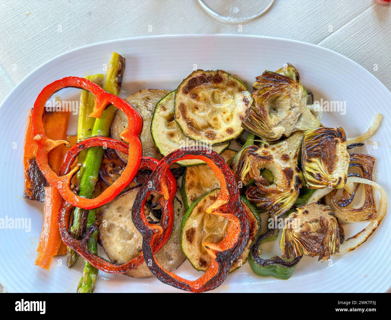 Piatto di verdure arrosto in un ristorante, cucina reale, Guadalest, Spagna Foto Stock