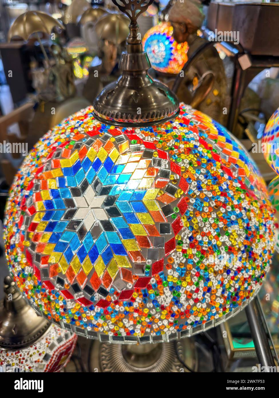 Lampada elettrica in vetro colorato, un souvenir a Guadalest, Spagna Foto Stock