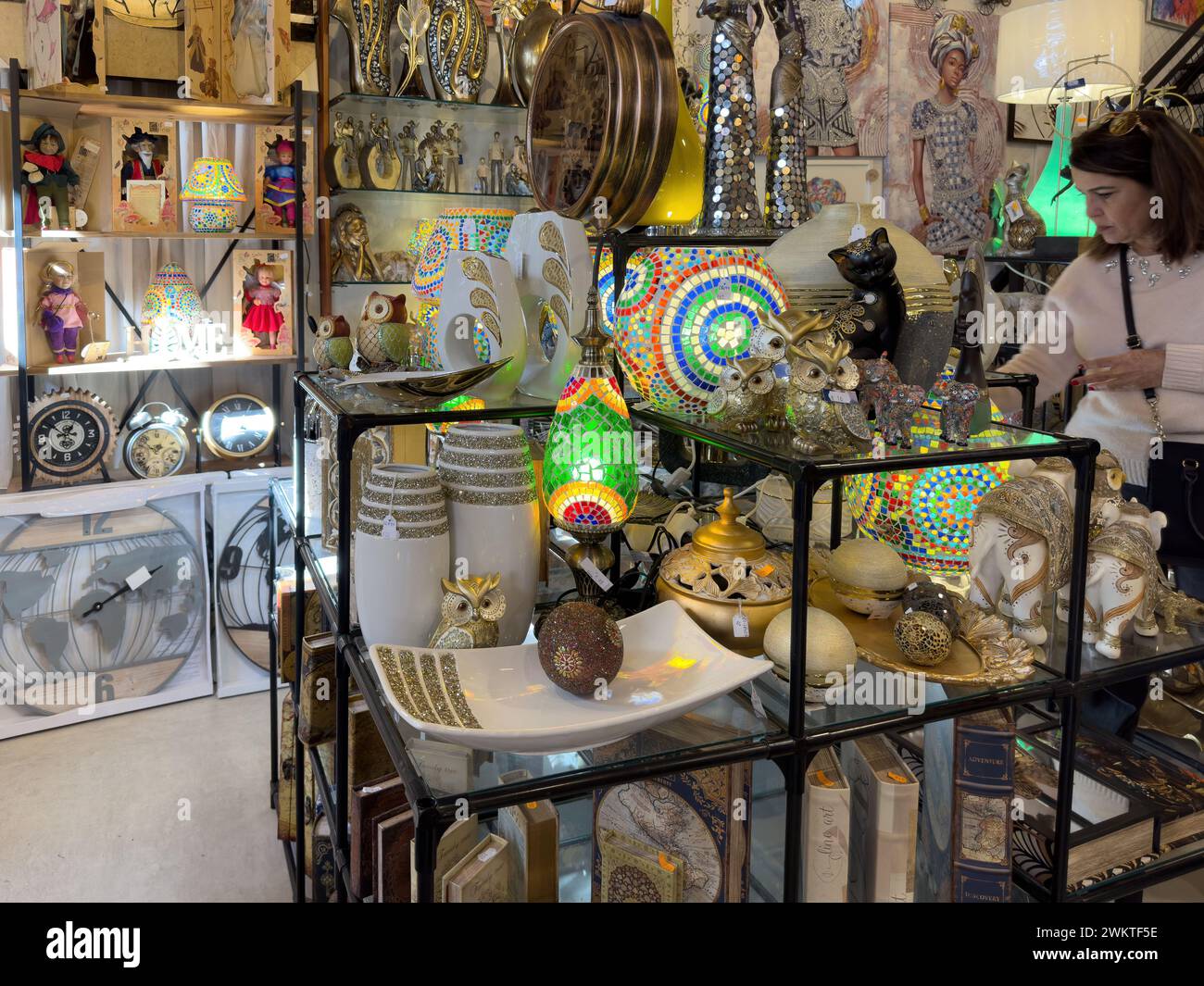 Articoli di merchandising souvenir in vendita nel negozio di articoli da regalo di Guadalest, Spagna Foto Stock