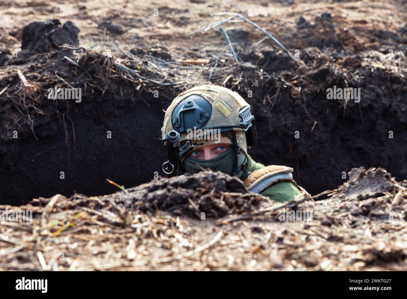 Un soldato delle forze armate ucraine viene visto con un fucile in una trincea in una posizione di combattimento durante una missione di combattimento nella regione di Donetsk. Foto Stock
