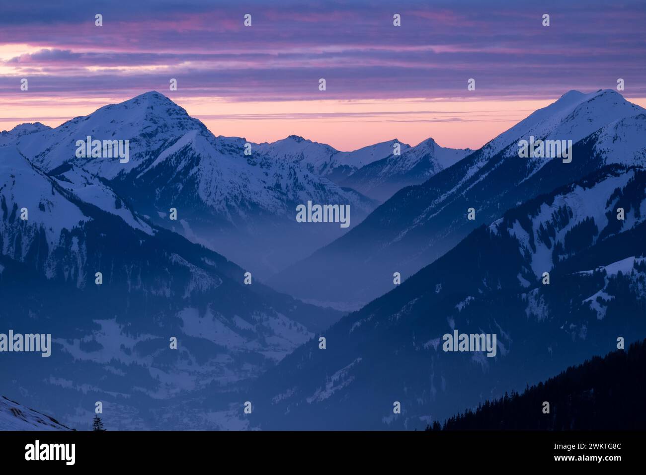 Winterliches Abendpanorama in den Tiroler Alpen Foto Stock