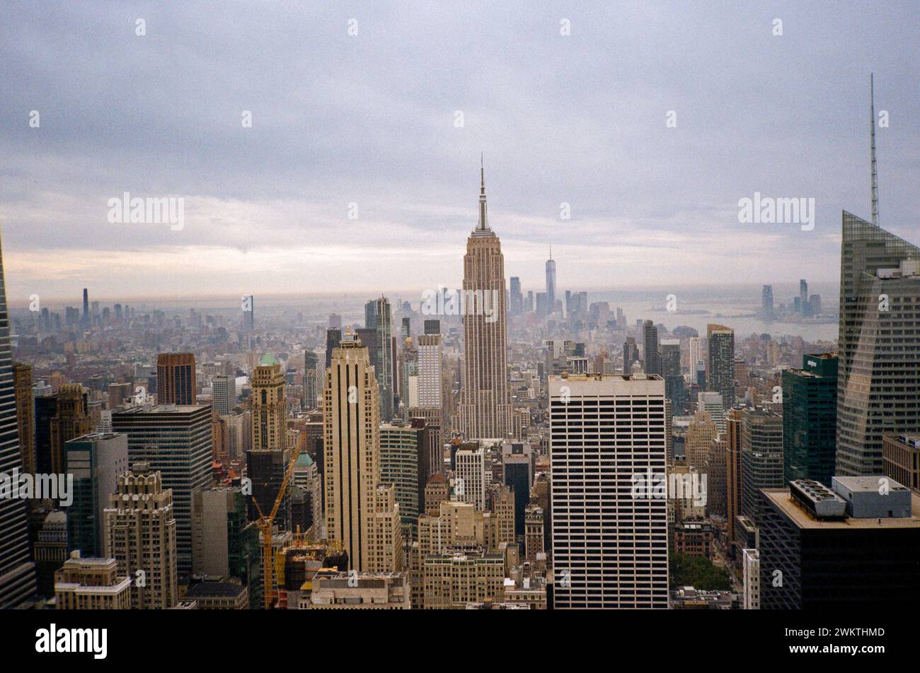 Vista dell'Empire State Building e di Manhattan da Top of the Rock, Rockefeller Center, New York City, Stati Uniti d'America Foto Stock