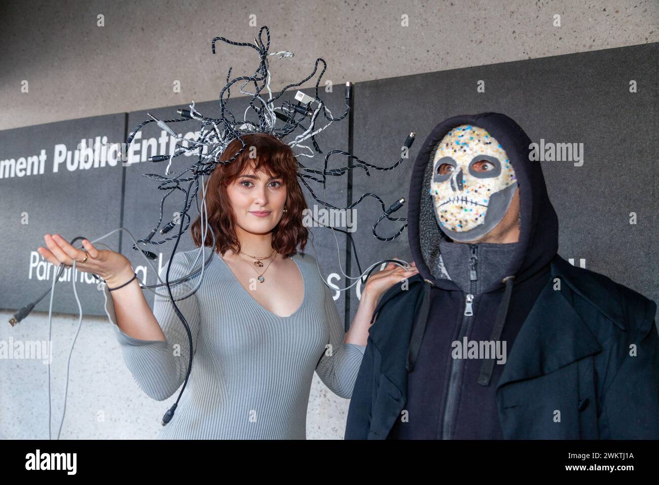 Edimburgo, Scozia. 22 febbraio 2024. Modelli che indossano un copricapo realizzato con rifiuti elettrici e un modello in un frontalino realizzato con vivai al di fuori del Parlamento scozzese, per sensibilizzare i nostri clienti sui nostri livelli di spreco e inquinamento del consumo di materiale. © Richard Newton / Alamy Live News Foto Stock